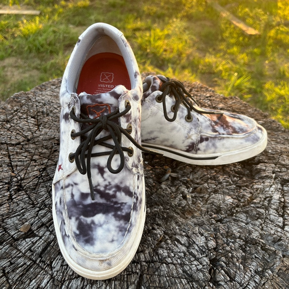 Ladies twisted X black and white shoes